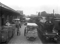 807282 Afbeelding van de overslag van stukgoederen door Van Gend & Loos bij de goederenloods van het N.S.-station ...